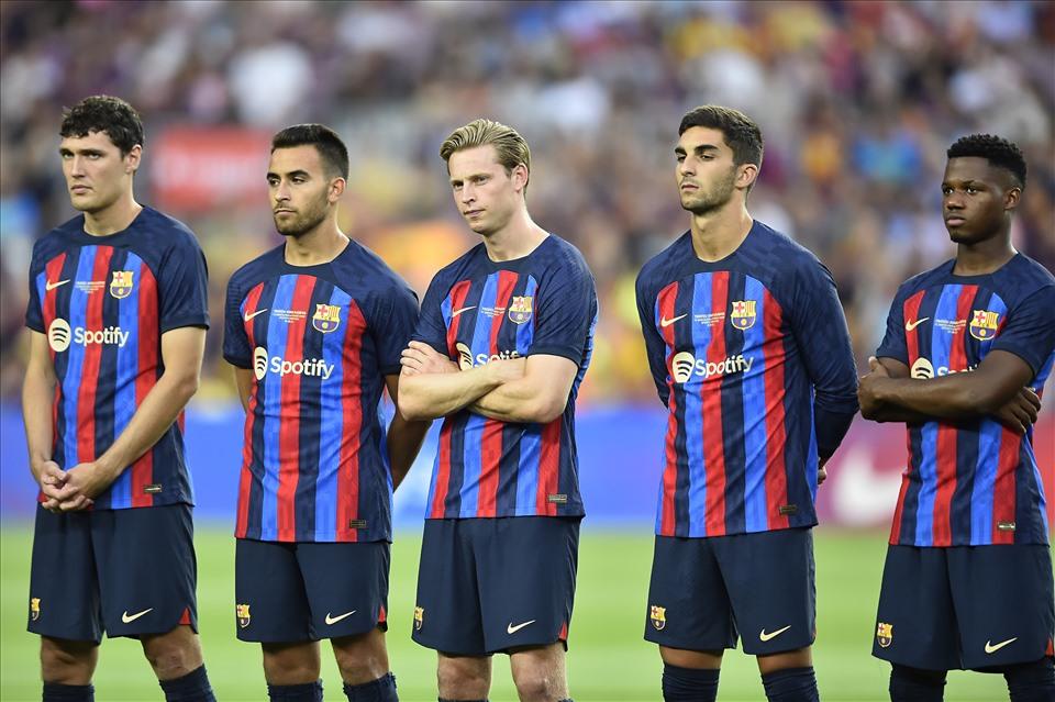 Ferran Torres và Ansu Fati (ngoài cùng bên phải) đều có thể phải rời đội ngay trong Hè này vì không thể hiện được gì nhiều trong mùa giải 2022-2023. Ảnh: AFP