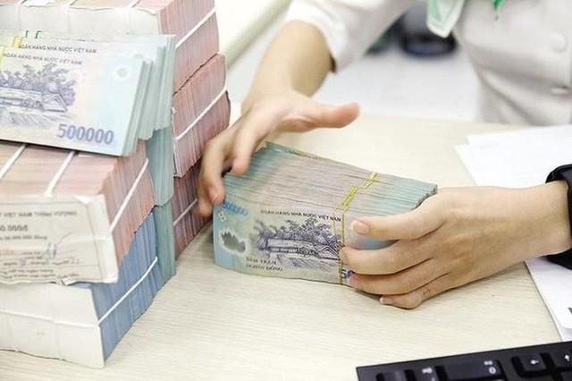 Từ ngày 7/6, hai ngân hàng lớn trong hệ thống giảm mạnh lãi suất huy động tại các kỳ hạn dài Từ ngày 7/6, hai ngân hàng lớn trong hệ thống giảm mạnh lãi suất huy động tại các kỳ hạn dài