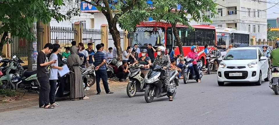 Các thí sinh bắt đầu đến trường để nghe quy chế thi. Ảnh Khánh Linh