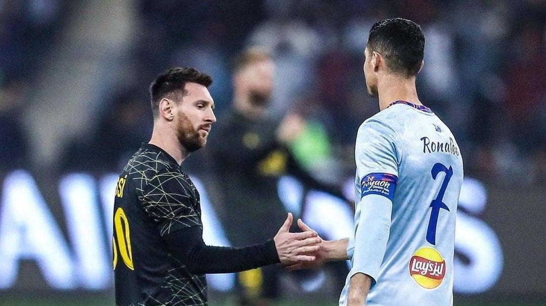 Ronaldo phản ứng thế nào khi được hỏi về chuyện Messi sang Mỹ thi đấu? - Ảnh 2.