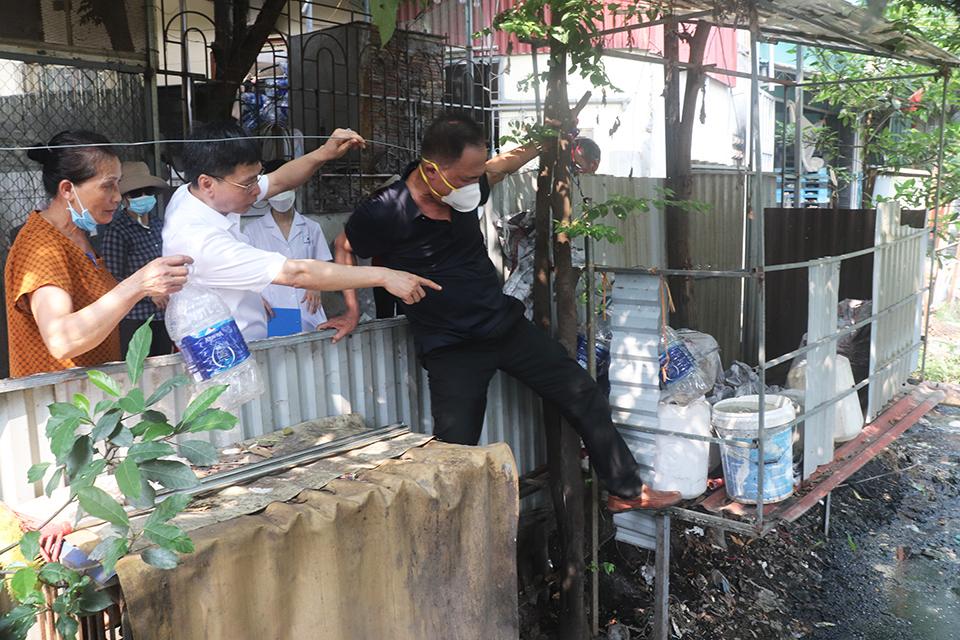 Phó Giám đốc Sở Y tế Hà Nội Vũ Cao Cương cùng đoàn kiểm tra công tác phòng, chống sốt xuất huyết.