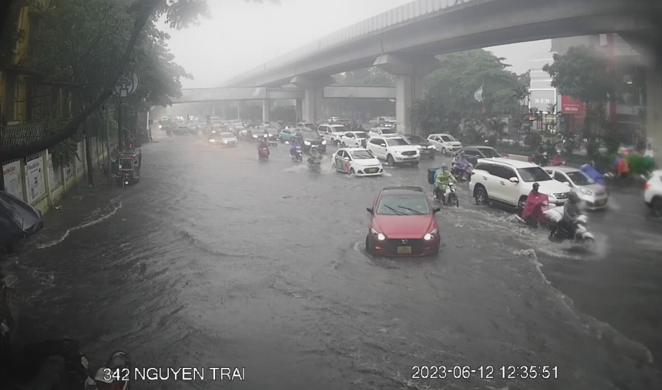 Một đoạn phố Nguyễn Trãi ngập sâu.