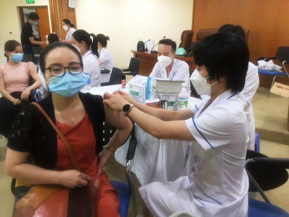 Người dân tiêm vaccine Covid-19