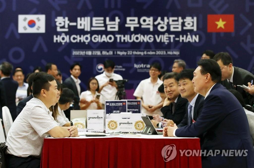 Tổng thống Yoon Suk Yeol đến Hội chợ giao thương Việt - Hàn. Ảnh: Yonhap