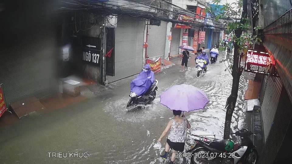 Hà Nội: Mưa lớn gây ngập một số tuyến phố ngay sáng sớm đầu tuần - Ảnh 4