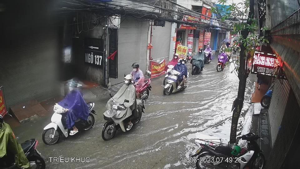 Hà Nội: Mưa lớn gây ngập một số tuyến phố ngay sáng sớm đầu tuần - Ảnh 6