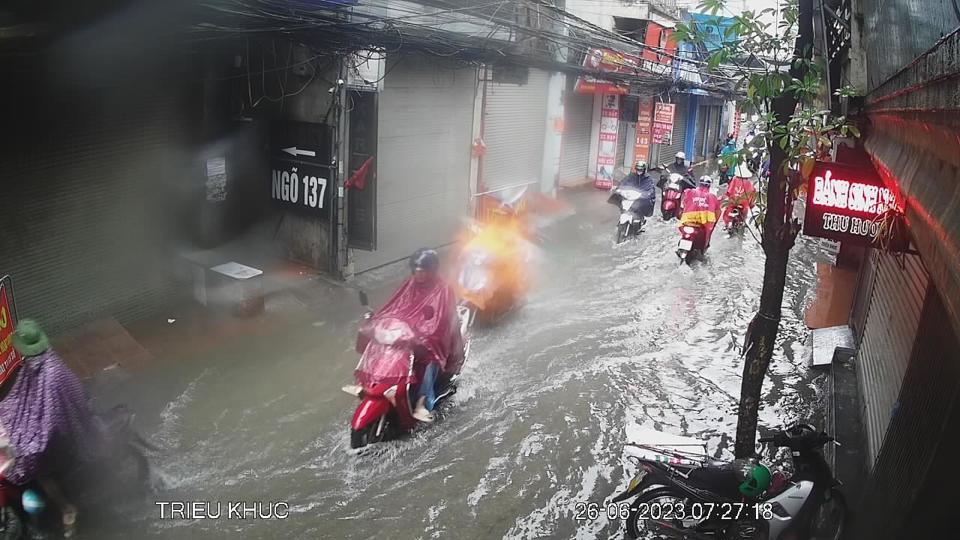 Phố Triều Khúc lúc 7 giờ 27 phút sáng 26/6, ngập nửa bánh xe máy.