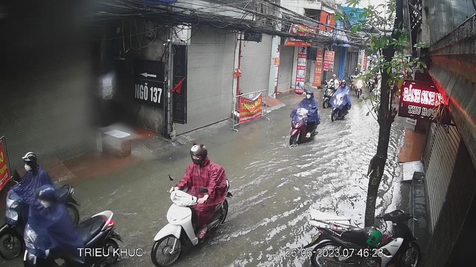 Hà Nội: Mưa lớn gây ngập một số tuyến phố ngay sáng sớm đầu tuần - Ảnh 5