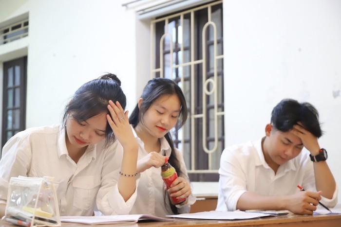 Nhiều bậc phụ huynh và các sĩ tử đang chọn Trà thanh nhiệt Dr Thanh để giải cơn “nóng trong người” trước ngày thi.