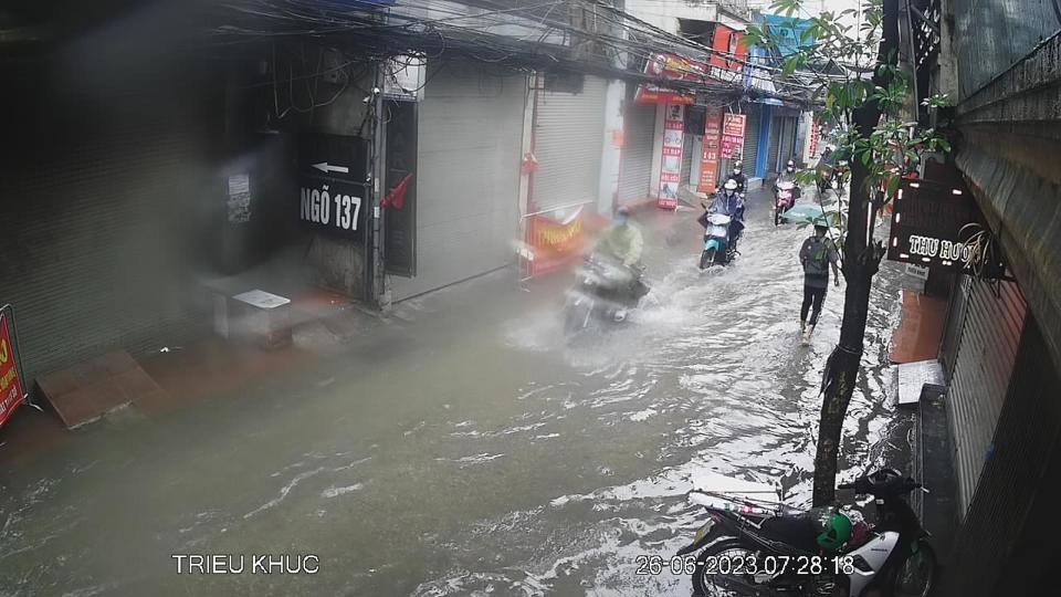 Hà Nội: Mưa lớn gây ngập một số tuyến phố ngay sáng sớm đầu tuần - Ảnh 2