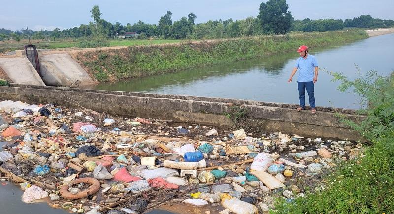 Rác thải tấp đầy hệ thống kênh chính Ngàn Trươi- Linh Cảm đoạn qua xã Gia Hanh, huyện Can Lộc