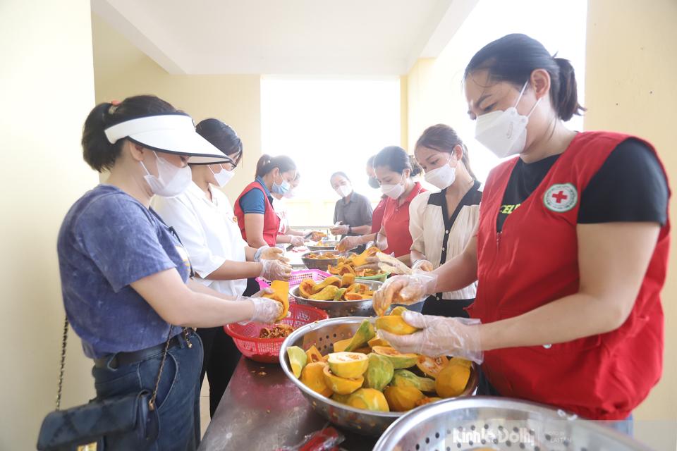 Với mong muốn san sẻ nỗi lo với phụ huynh, đồng hành cùng các sĩ tử trong kỳ thi quan trọng, Hội Chữ thập đỏ, Phòng GD&ĐT, Huyện đoàn Ứng Hòa phối hợp tổ chức Chương trình “Suất cơm tiếp sức mùa thi năm 2023” nhằm mang tới những suất cơm miễn phí đảm bảo vệ sinh và dinh dưỡng cho các thi sinh trong 2 ngày thi (28, 29/6).