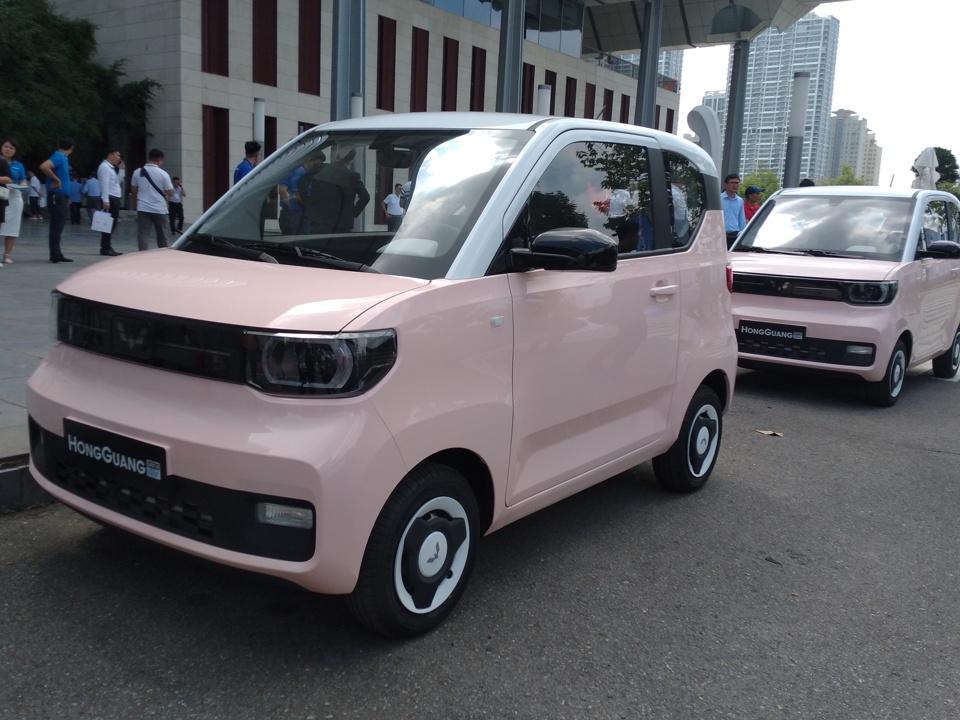 Giá bán lẻ niêm yết các phiên bản của Wuling HongGuang Mini EV chỉ từ 239 triệu đồng