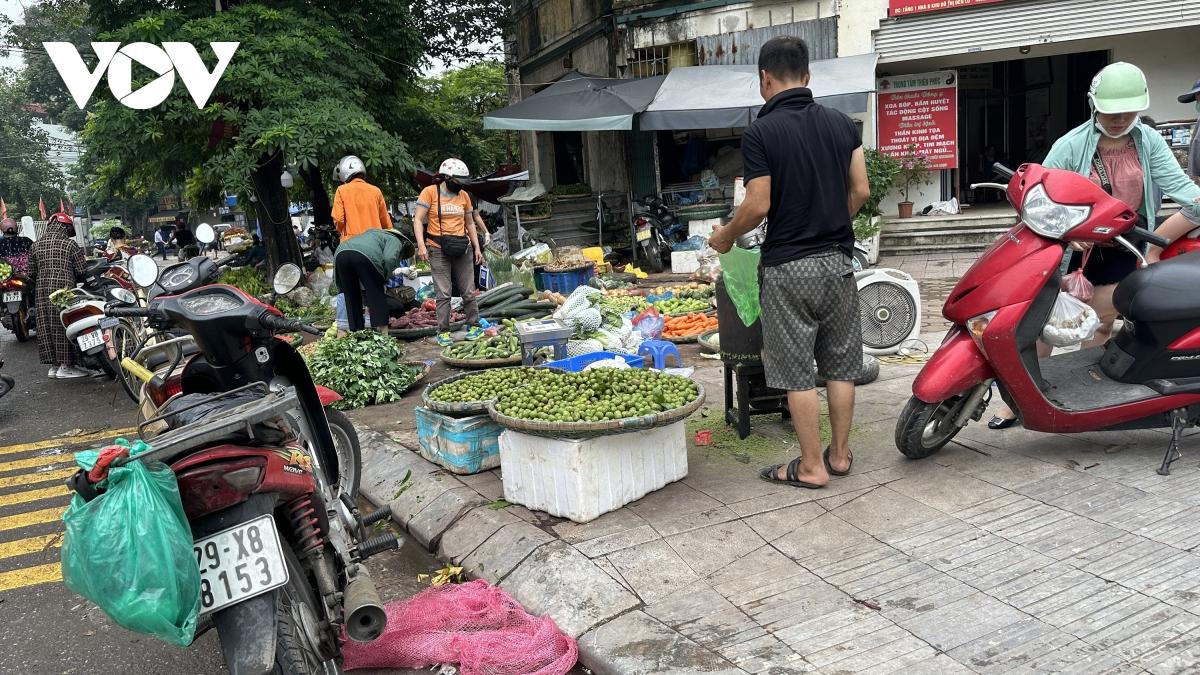 Chợ tự phát họp lấn chiếm lòng đường, vỉa hè tại k, Hà Nội - Ảnh 8.