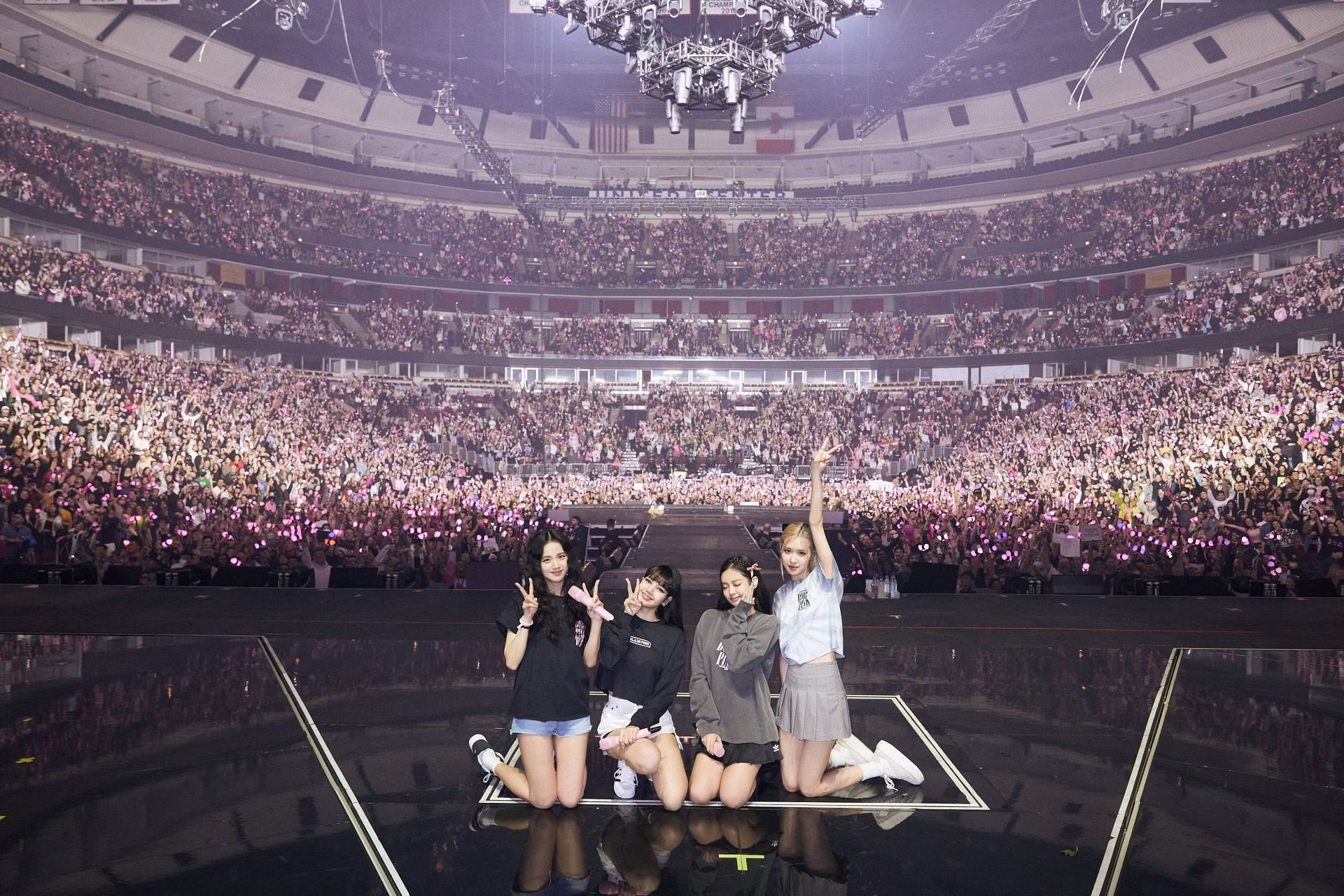 Kinh phí đu concert BLACKPINK: Từ tiền triệu đến trăm triệu cũng có, tiết kiệm nhất là được đu trên "sân nhà" - Ảnh 4.