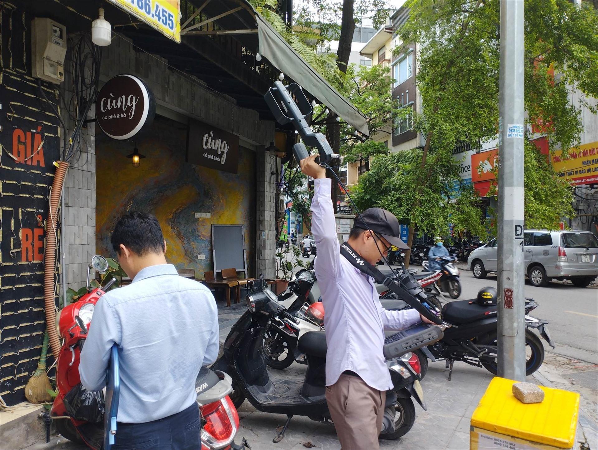 Đoàn kiểm tra đã tìm ra nguyên nhân của hiện tượng lạ này. Ảnh: Phương Anh