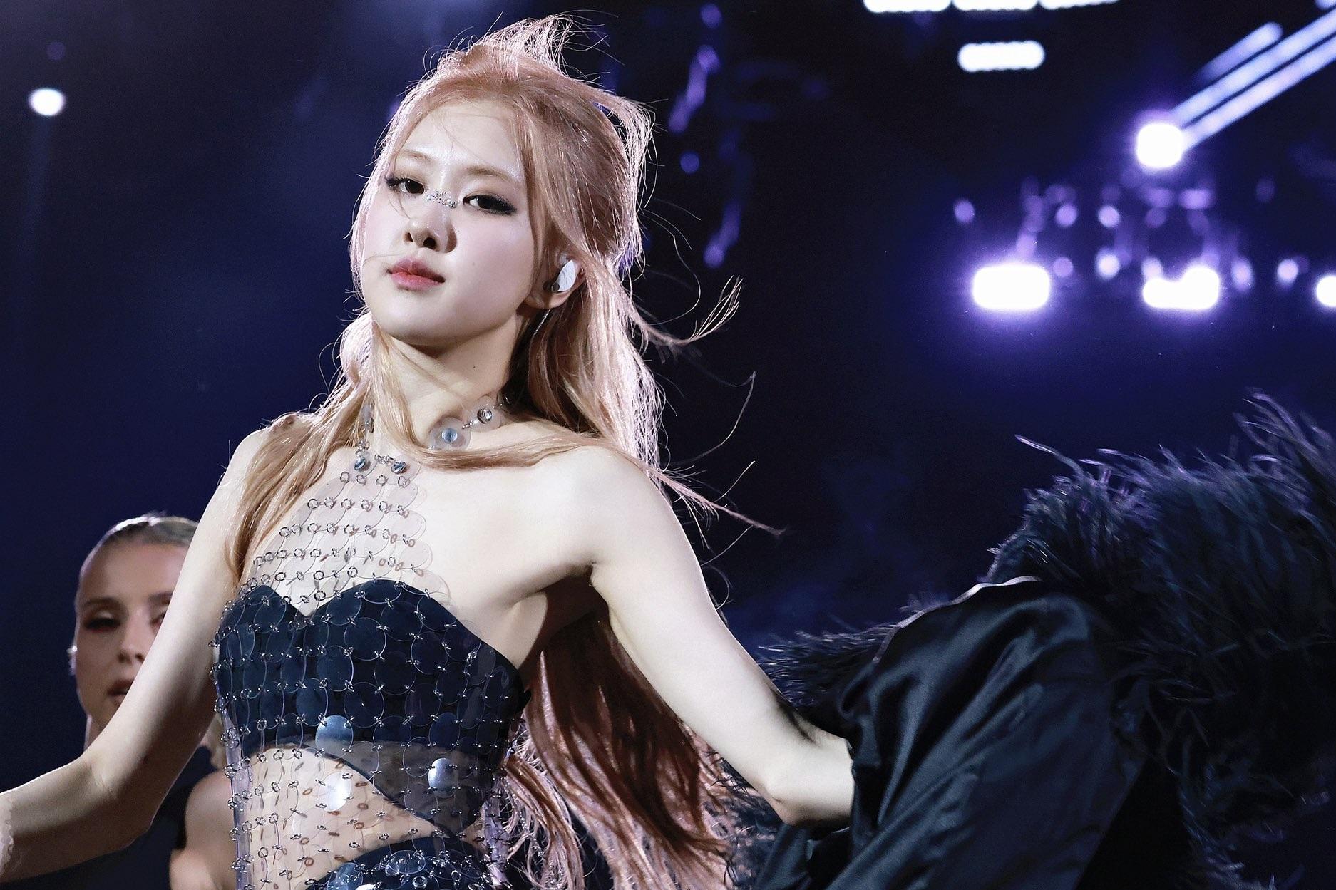 Rosé trình diễn solo ở lễ hội âm nhạc Coachella 2023. Ảnh: YG