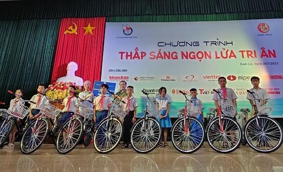 Nhiều suất học bổng ý nghĩa đến với học sinh khó khăn Quảng Trị  ảnh 6