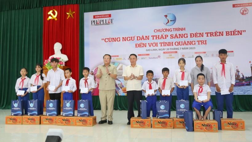 Nhiều suất học bổng ý nghĩa đến với học sinh khó khăn Quảng Trị  ảnh 2