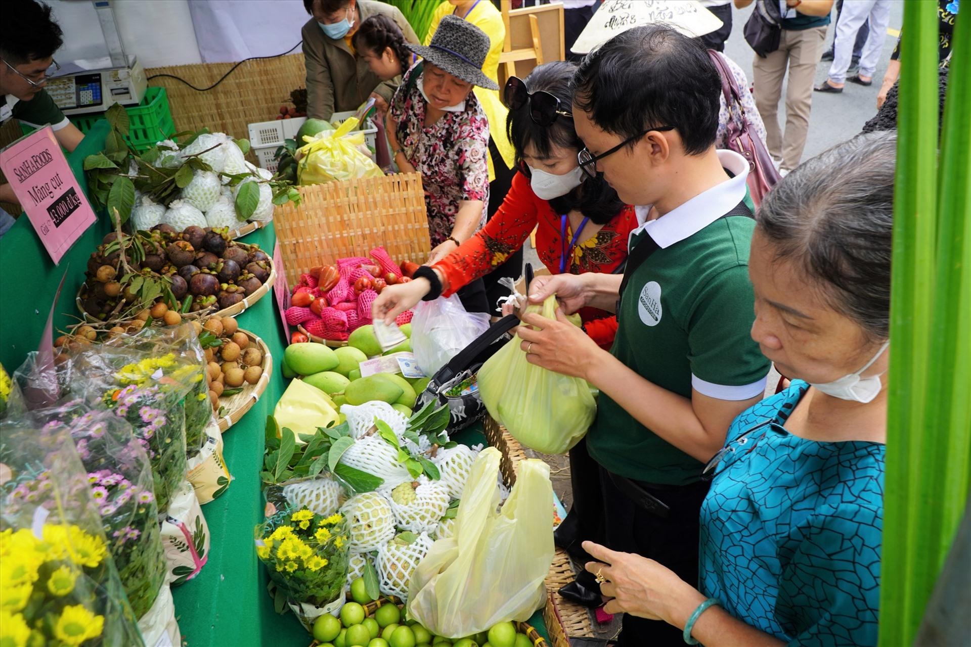 Tại không gian trên bến dưới thuyền sẽ trưng bày các loại trái cây, sản phẩm đặc trưng vùng miền. Ảnh: Chân Phúc