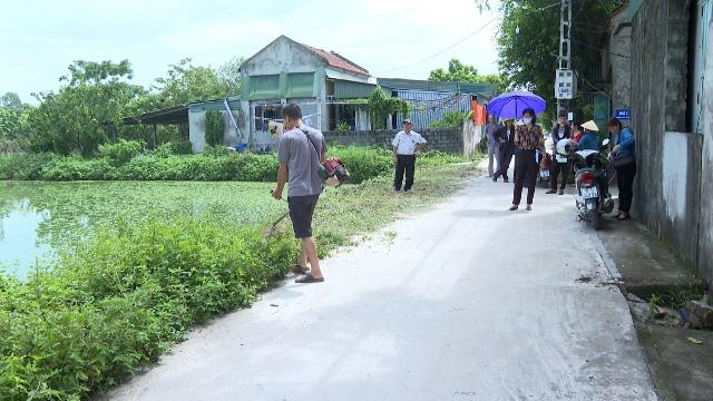 Việc cắt tỉa cỏ dại ở ven đường  nhằm bảo vệ môi trường cũng sẽ đầy lùi dịch SXH trên địa bàn Phú Xuyên