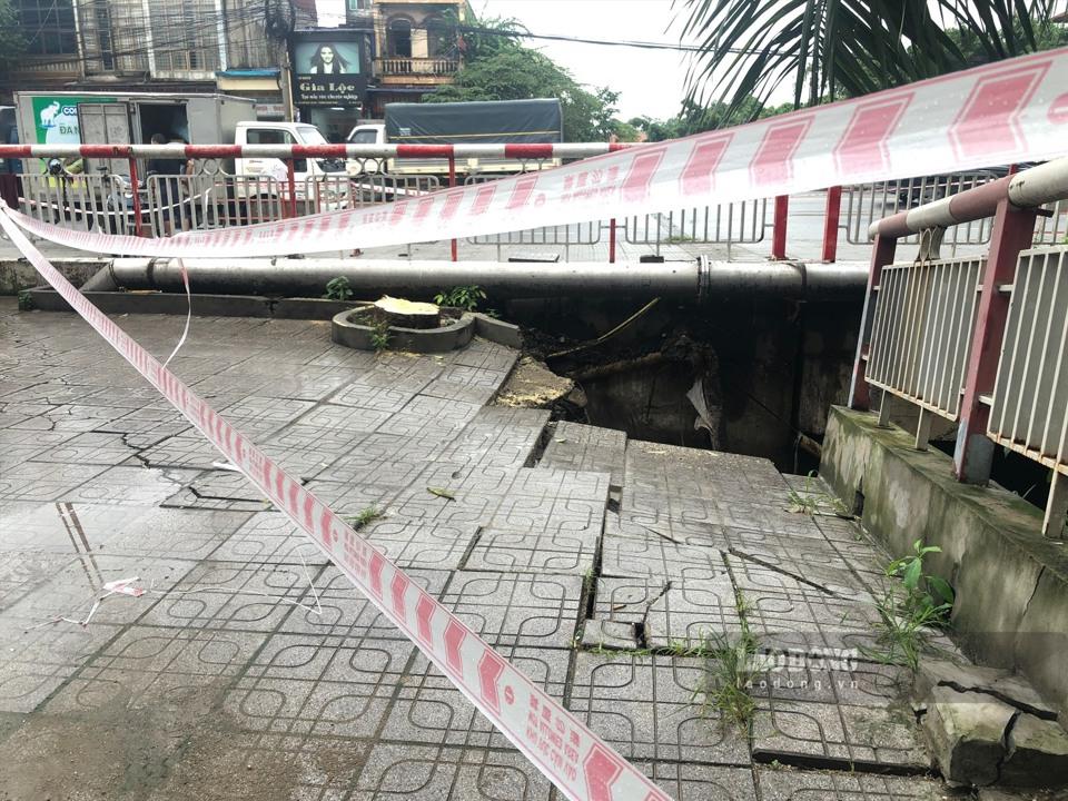 UBND phường Hoàng Văn Thụ đã tiến hành các biện pháp nhằm đảm bảo an toàn cho người dân sinh sống gần khu vực xảy ra sạt lở. Ảnh: Việt Bắc.