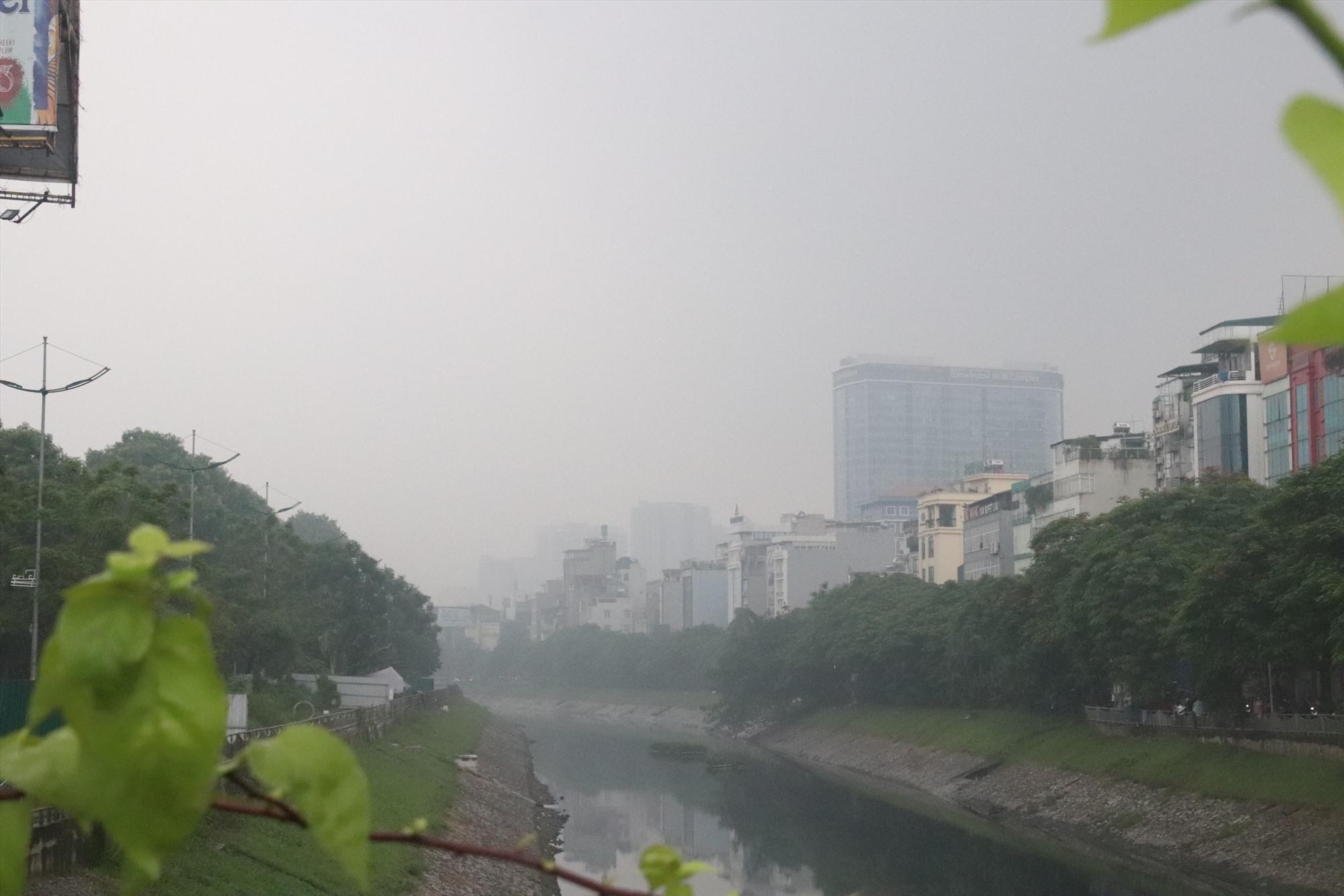 “Nguyên nhân do đêm qua và sáng sớm nay, miền Bắc có mưa, mưa rào, những cơn mưa đêm để lại lượng ẩm trong không khí lớn nên sáng nay tạo sương mù“, đại diện Trung tâm Dự báo KTTV Quốc gia chia sẻ.