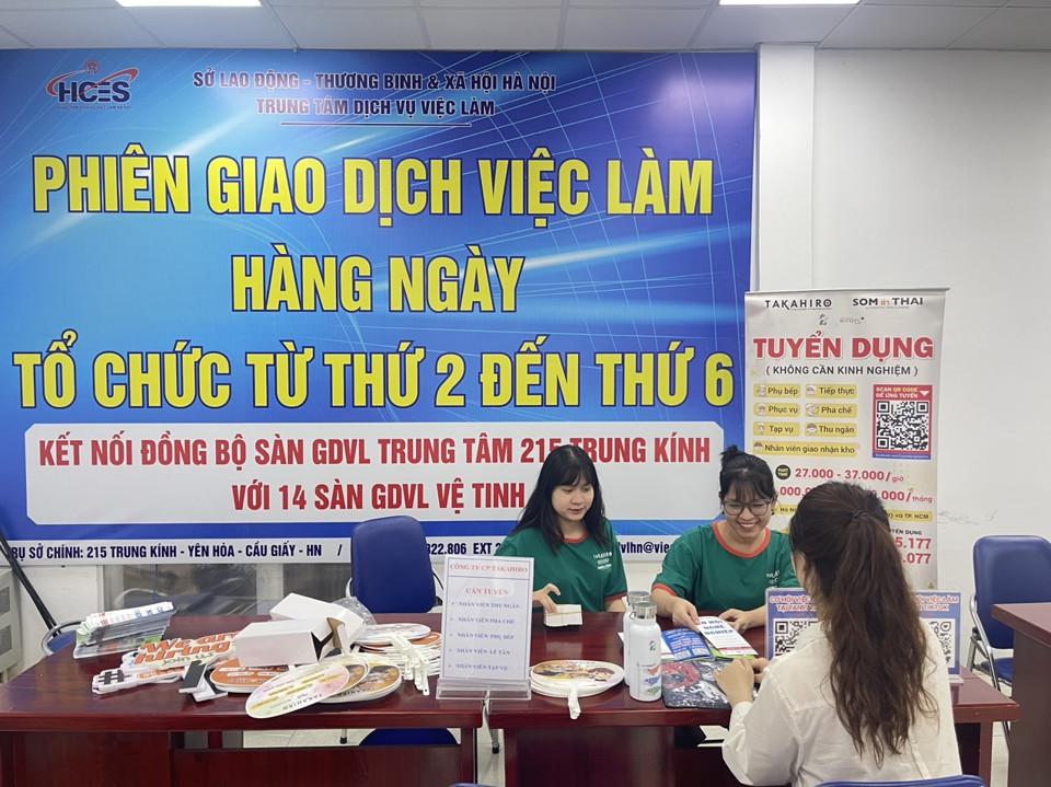 Doanh nghiệp đang tiếp đón người lao động tại Phiên Giao dịch việc làm trực tuyến kết nối 14 tỉnh, thành phố được tổ chức ngày 14/8 tại Hà Nội. Ảnh: Nguyễn Hải.