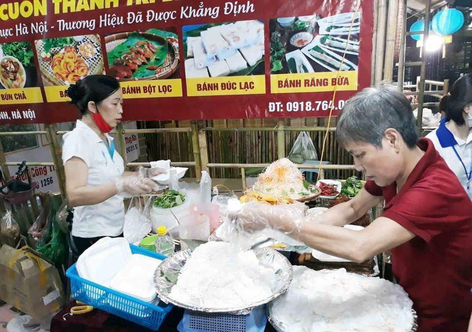 Giới thiệu ẩm thực Hà Nội tới du khách tại lễ hội làng nghề ẩm thực Hà Nội. Ảnh: Hoài Nam