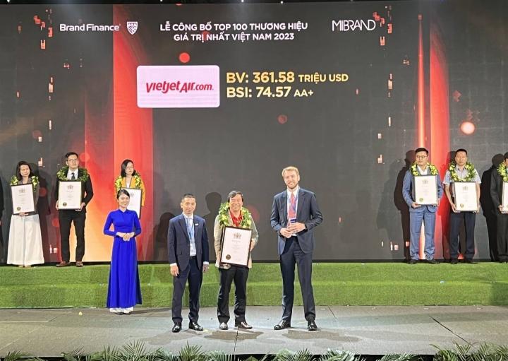 Ông Nguyễn Đức Thịnh, Phó tổng giám đốc Vietjet nhận chứng nhận thương hiệu giá trị nhất Việt Nam 2023 