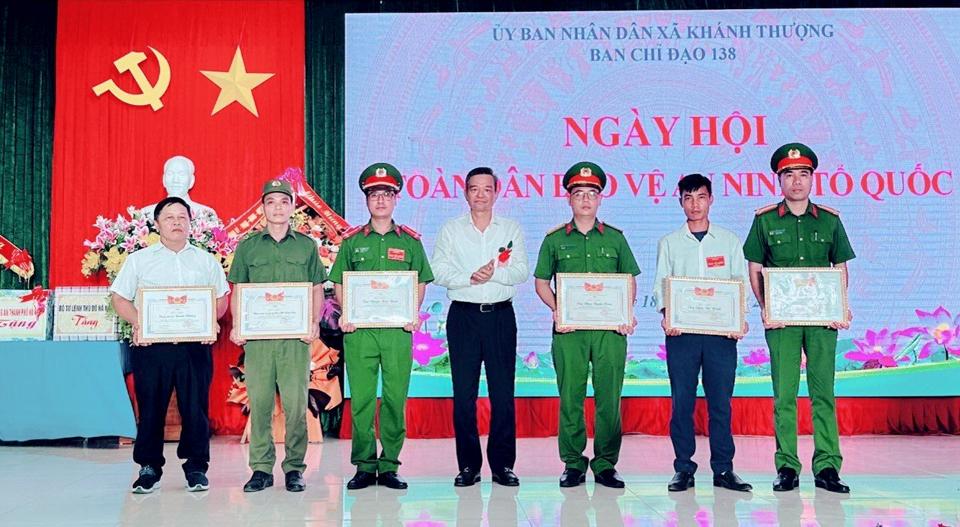 Bí thư Huyện uỷ Ba Vì Dương Cao Thanh tặng giấy khen cho các tập thể cá nhân xuất sắc trong phong trào “Toàn dân bảo vệ an ninh Tổ quốc”.