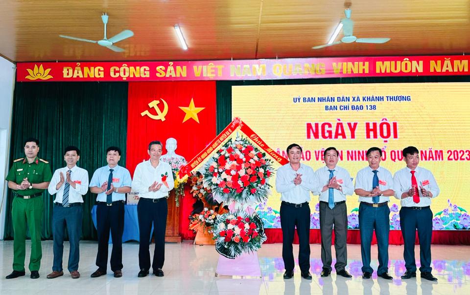 Đại diện Huyện uỷ - HĐND - UBND - Ủy ban MTTQ huyện Ba Vì tặng hoa chúc mừng.