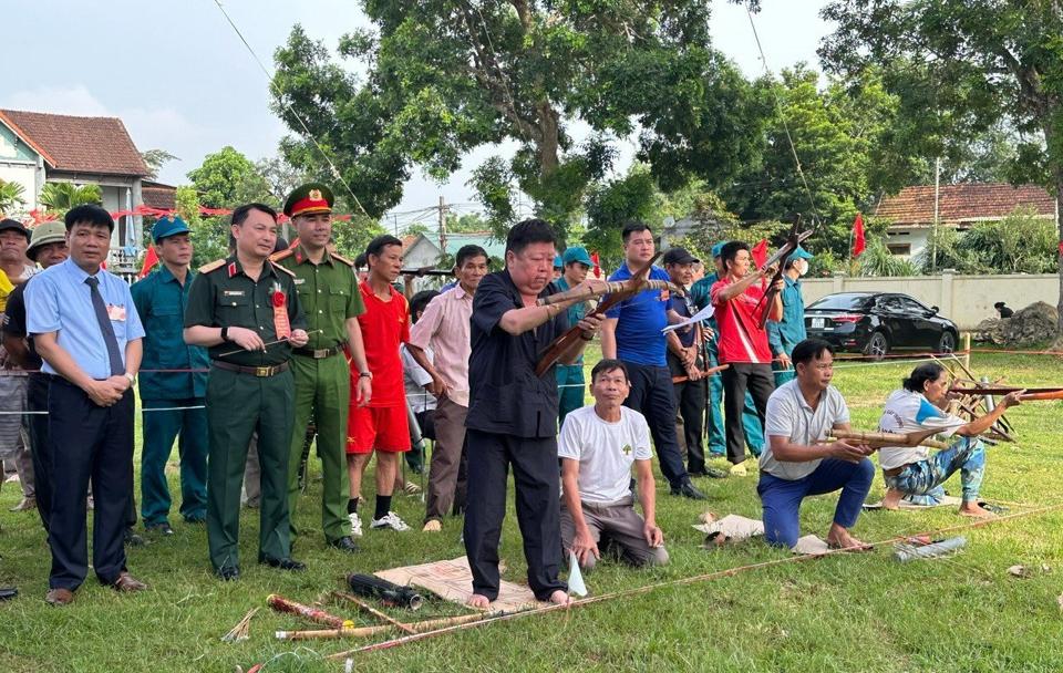 Phần thi bắn nỏ được tổ chức tại Ngày hội toàn dân bảo vệ an ninh Tổ quốc năm 2023 huyện Ba Vì.