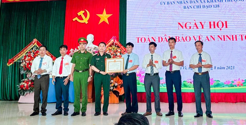 Trung tướng Nguyễn Quốc Duyệt -Tư lệnh Bộ Tư lệnh Thủ đô Hà Nội trao Bằng khen cho cán bộ và Nhân dân xã Khánh Thượng.