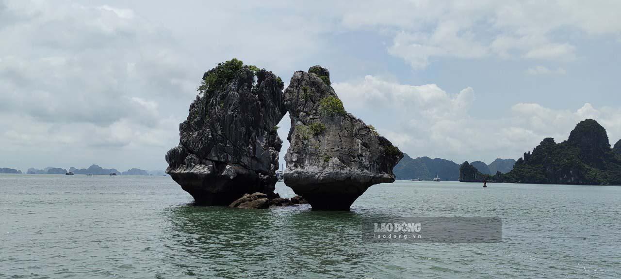 Chân của Hòn Trống Mái chênh vênh. Ảnh: Nguyễn Hùng