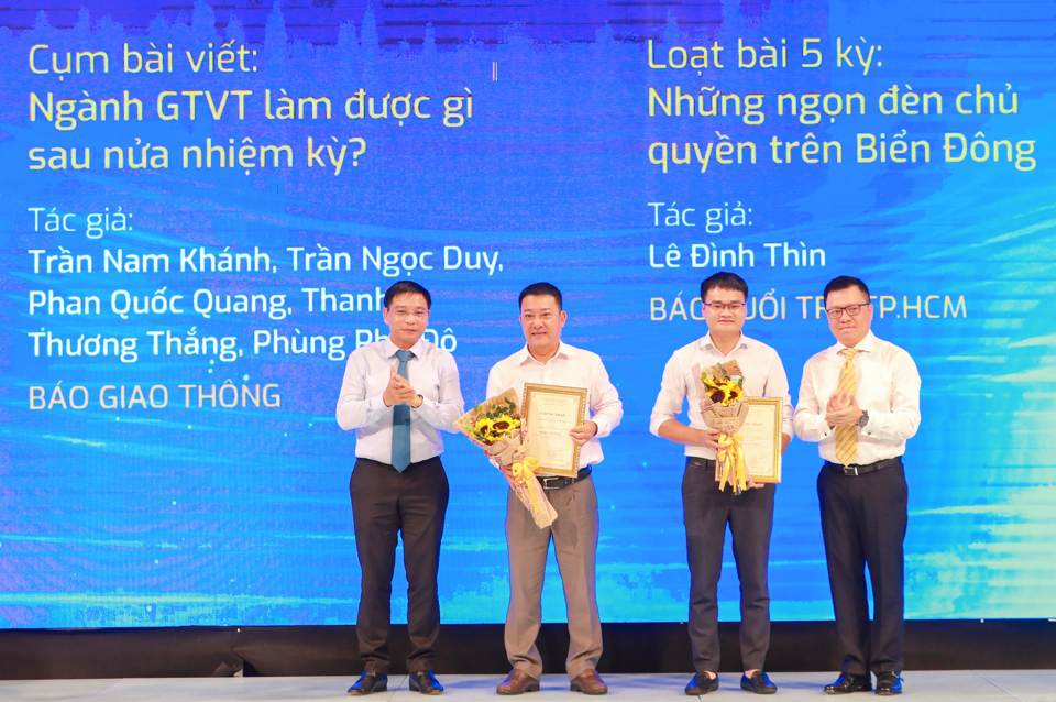 Hai nhóm tác giả Báo Giao thông và báo Tuổi trẻ nhận giải Nhất cuộc thi viết về ngành GTVT  lần tứ IV.