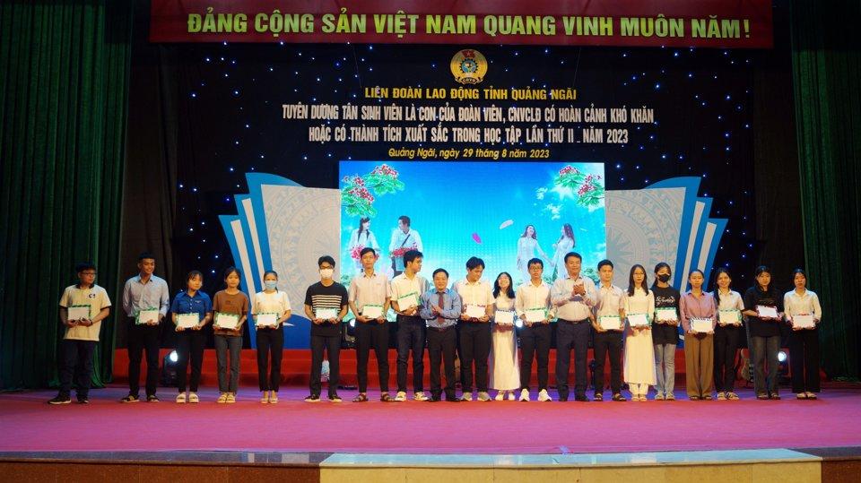 Lãnh đạo tỉnh tặng quà cho các tân sinh viên.