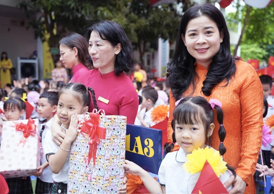 Phó Chủ tịch HĐND quận Thanh Xuân Trần Thị Thu Hà tặng quà cho các học sinh lớp 1 trường Tiểu học Thanh Xuân Bắc