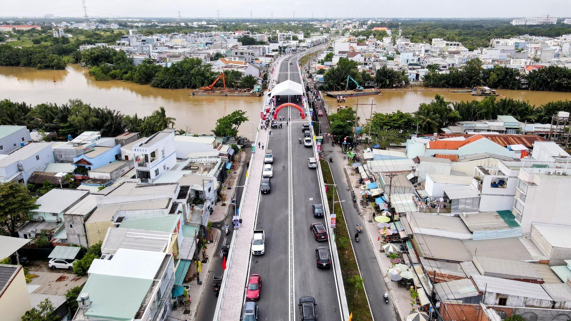 Cầu Long Kiểng nhìn từ trên cao.  Ảnh: Anh Tú