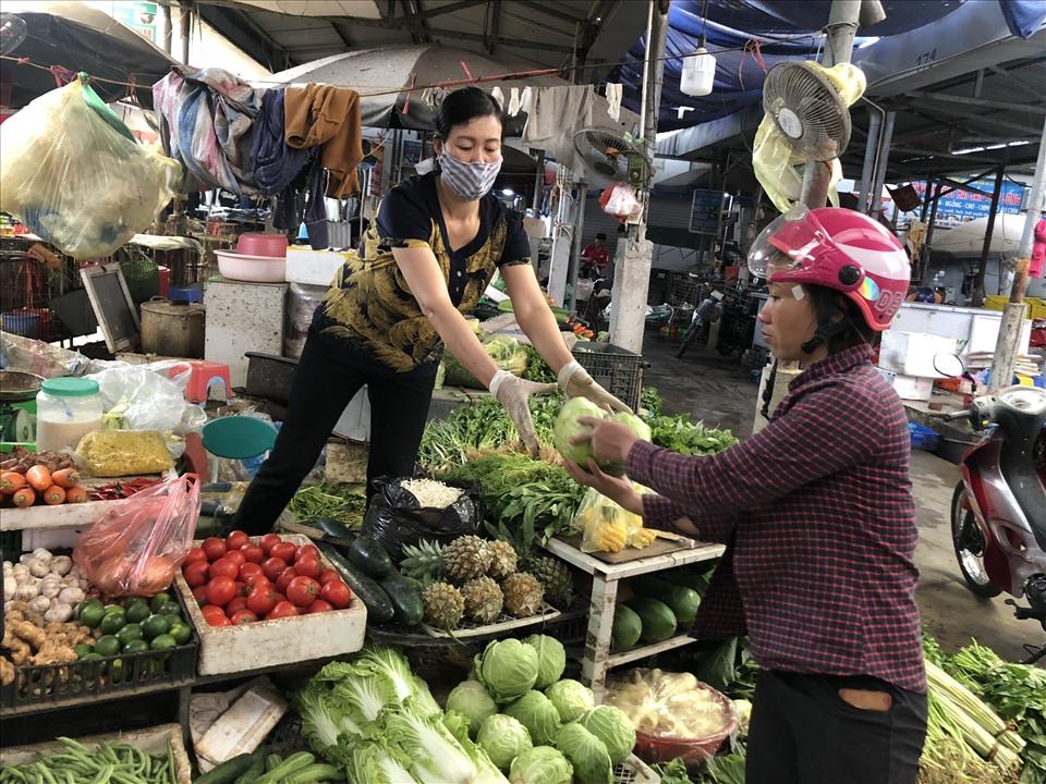 Thời buổi cái gì cũng tăng, từ cân đường, hộp sữa,.. nếu công nhân lao động không tiết kiệm sẽ khó đủ sống. Ảnh: Minh Hương.