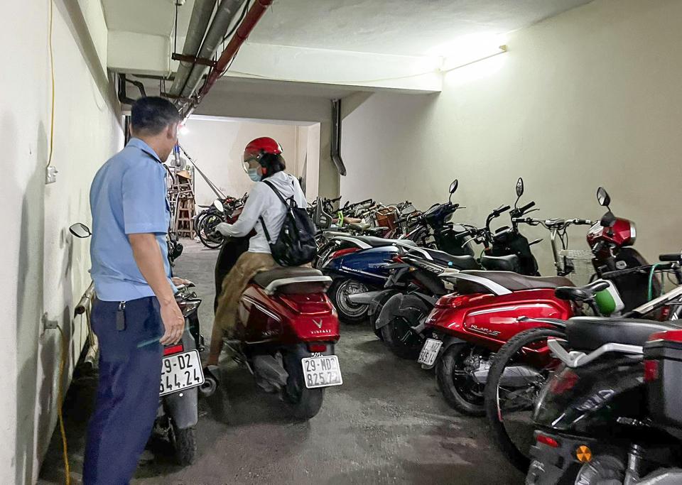 Các chung cư tại Hà Nội hiện chưa có các trạm sạc xe máy điện, xe đạp điện chuyên dụng. Ảnh: Mạnh Mai