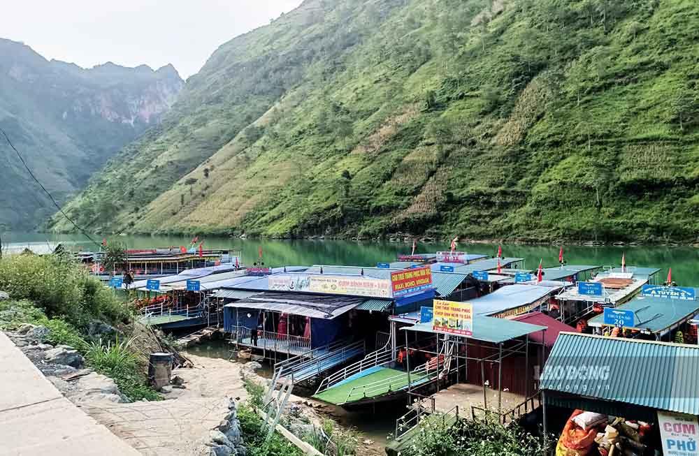 Loạt tàu du lịch trên sông Nho Quế dừng hoạt động 5 ngày, ước thiệt hại hàng tỉ đồng. Ảnh: Nguyễn Tùng.