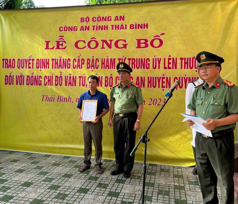 Đại tá Phạm Đình Tâm - Phó Bí thư Đảng ủy, Phó Giám đốc Công an tỉnh Thái Bình trao quyết định truy thăng cấp bậc hàm Thượng úy đối với đồng chí Đỗ Văn Tú