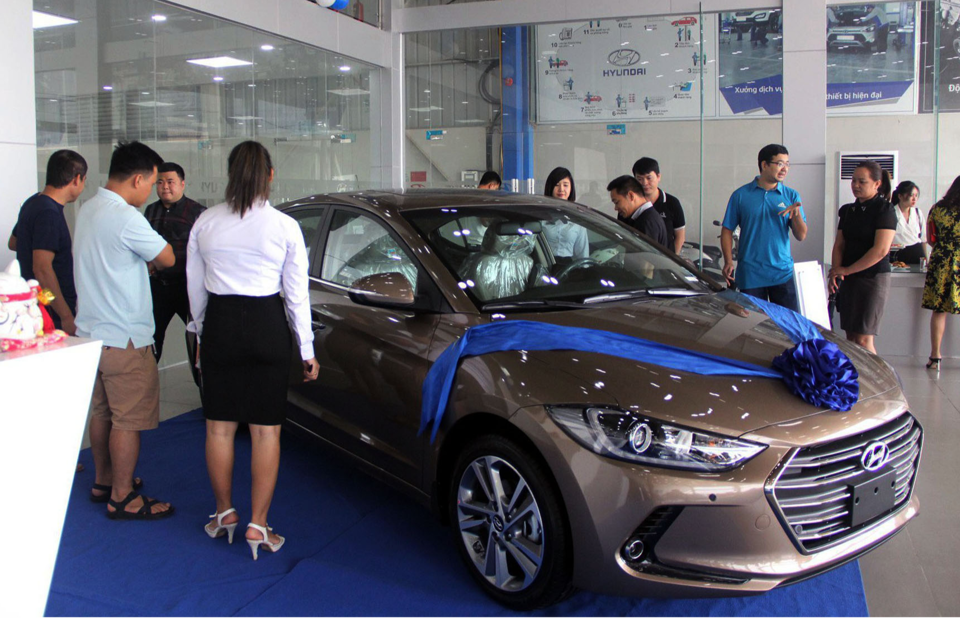 Người tiêu dùng mua xe Hyundai. Ảnh: Hoài Nam