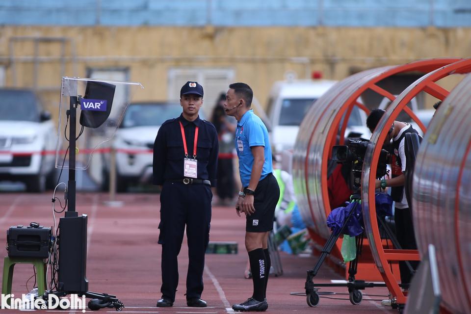 VAR được áp dụng tại V-League 2023.