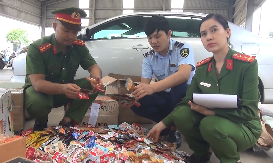 Lực lượng chức năng tiến hành kiểm tra và thu giữ hàng nghìn sản phẩm không có nguồn gốc xuất xứ. (Ảnh CATH)