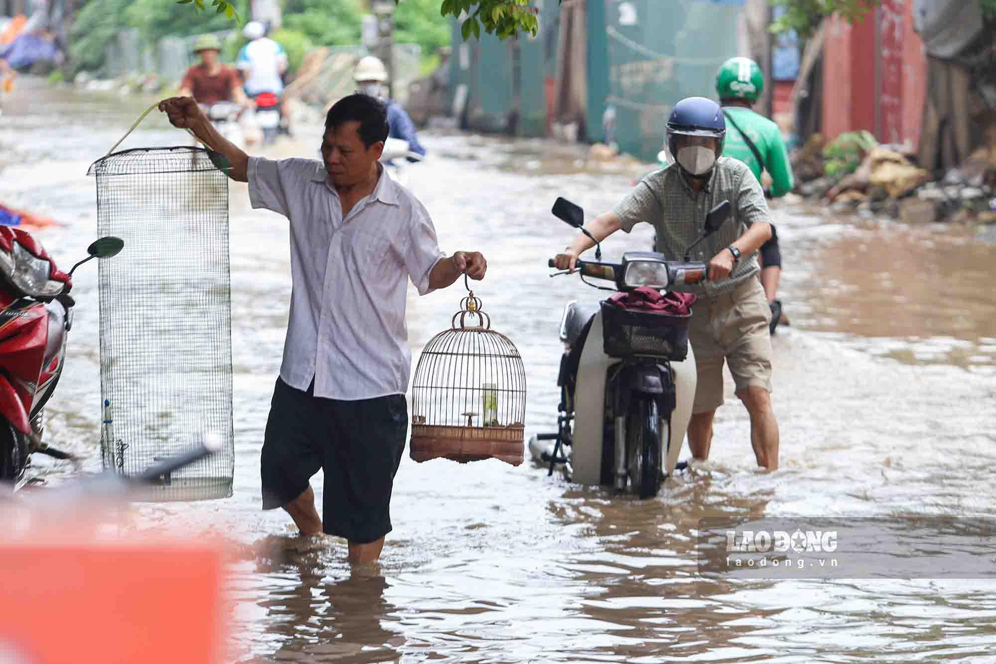 “Ngay phía sau này là cả một cánh đồng, nhưng rãnh thoát nước không thể dẫn nước ra do cỏ đã mọc um tùm, cộng thêm rác thải sinh hoạt, rác thải xây dựng người dân vứt ra chặn hết. Ngoài ra, khu vực này người ta cũng đang thi công đường, nhiều năm rồi chưa xong nên cống thoát nước khả năng chưa đồng bộ.” - ông Nguyễn Đắc Cảnh (Đại Mỗ, Nam Từ Liêm, Hà Nội) cho hay.