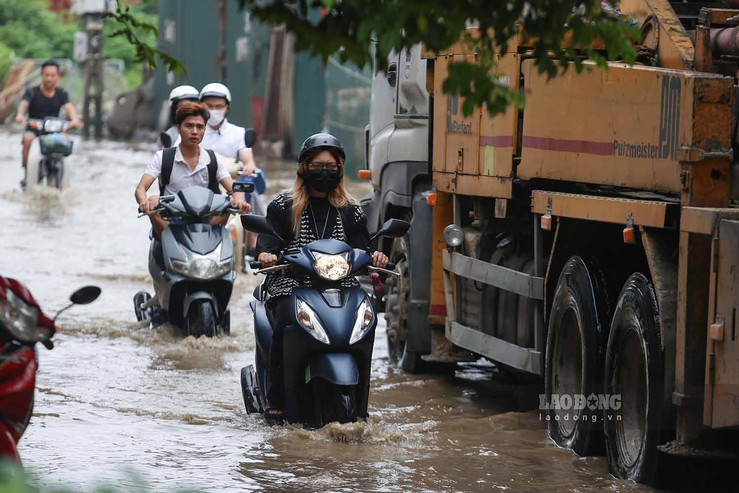 Theo người dân địa phương, tuyến phố này có mật độ phương tiện lưu thông hàng ngày rất cao. Tình trạng “cứ mưa là ngập” đã diễn ra 5-6 năm nay nhưng chính quyền địa phương chưa có phương án giải quyết dứt điểm.