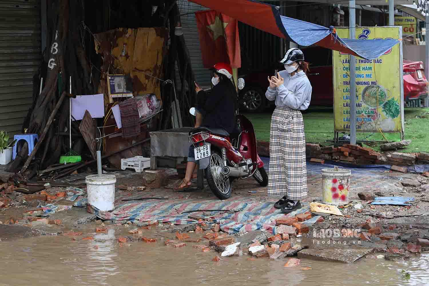 Nhiều người không dám đi qua khu vực ngập.