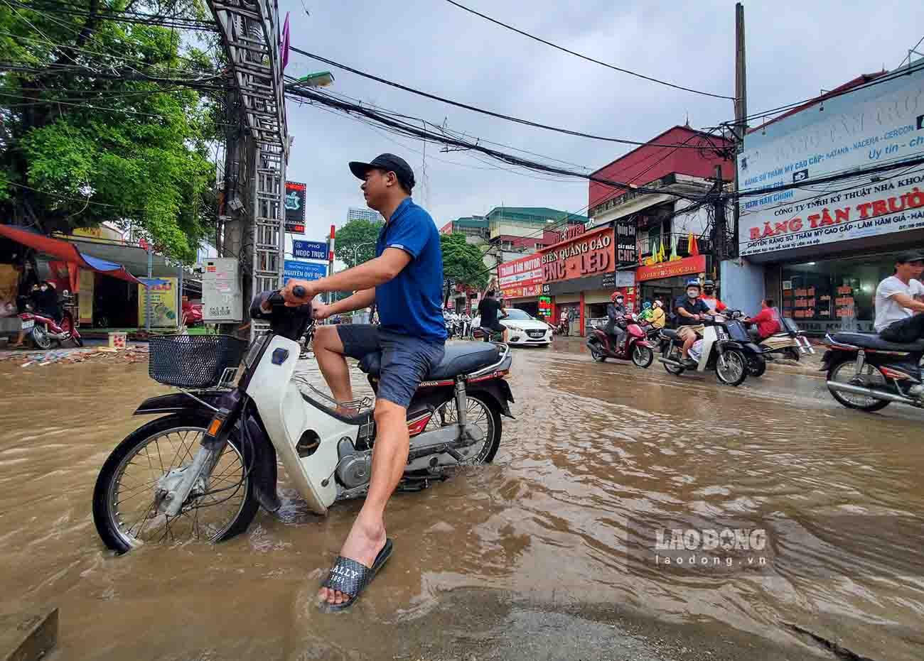 Đoạn ngập bắt đầu từ đầu phố Ngọc Trục (đoạn giao với đường Đại Mỗ) kéo dài đến gần cổng làng Ngọc Trục. Nhiều người chần chừ từ đầu phố, không dám đi vào.